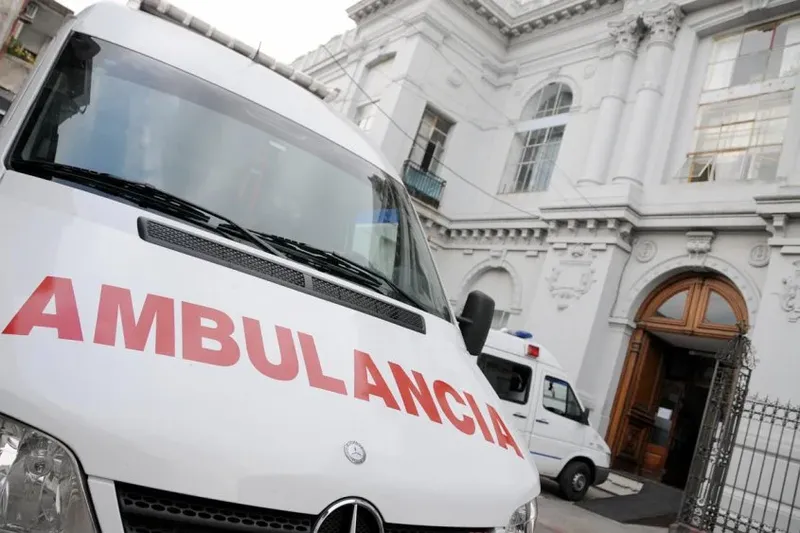 Un motociclista quedó atrapado bajo un camión en la Ruta 5 y fue trasladado al hospital de Paso de los Toros
