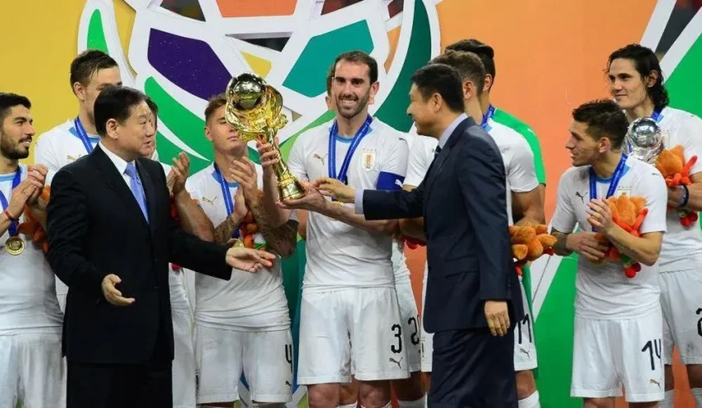 El momento en el que el capitán Godín recibe el trofeo de la China Cup