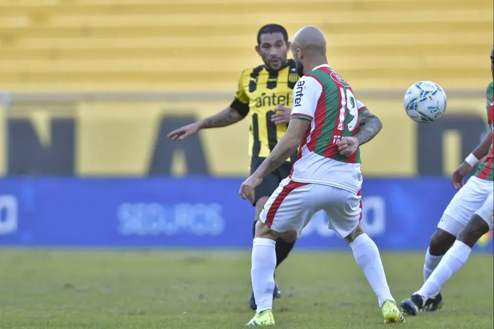 Tealde con el brazo escondido: no hubo mano