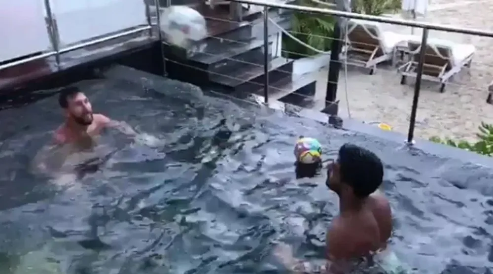 Messi y Suárez jugando en la piscina