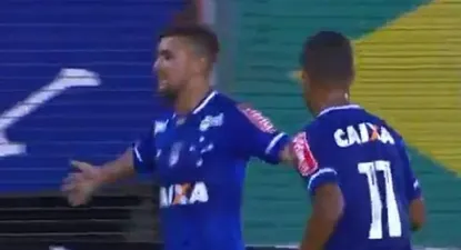De Arrascaeta festeja su gol para Cruzeiro