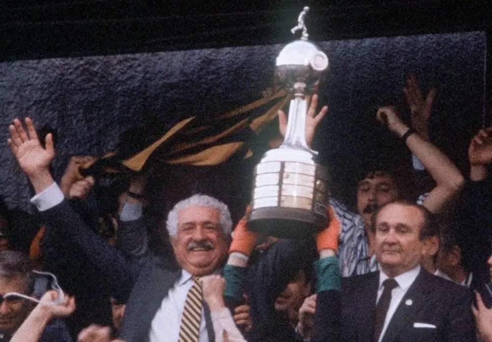 Damiani levantó por última vez la copa, junto a un Leoz 24 años más joven