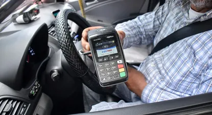 dos taxistas condenados por cometer 32 estafas: se quedaban con la tarjeta de debito del pasajero