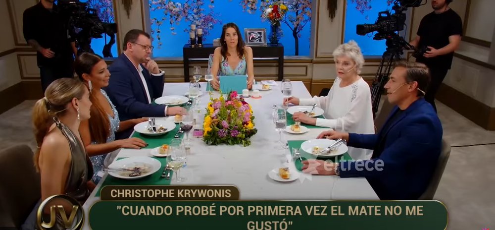 Maxi de la Cruz y Christophe Krywonis en la mesa de Juana Viale