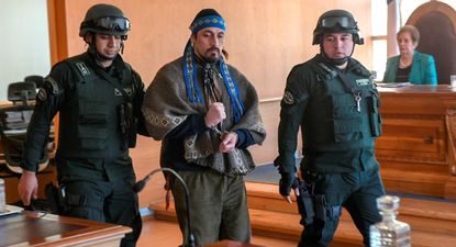 vuelven a detener al mapuche jones huala en chile por agredir e insultar a un medico venezolano