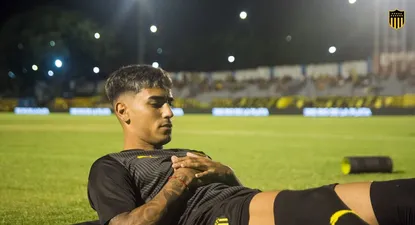 Facundo Torres haciendo el calentamiento previo en Colonia; jugó los primeros 45 minutos y se despidió de Peñarol