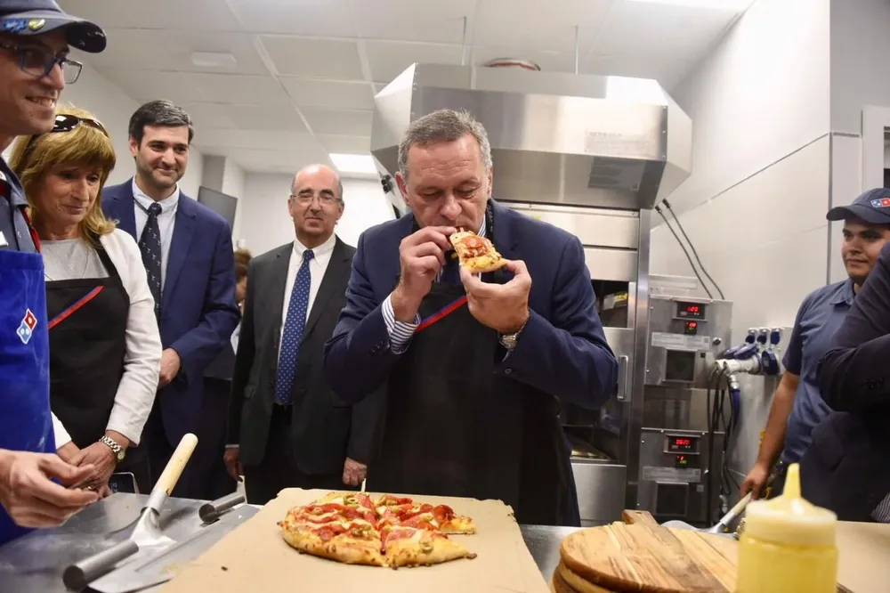 Álvaro Delgado en la inauguración del primer Domino´s Pizza en Uruguay