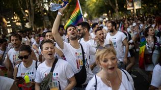 Un hombre vestido con alas durante la manifestación estatal del Orgullo LGTBI+ 2024, a 6 de julio de 2024, en Madrid.