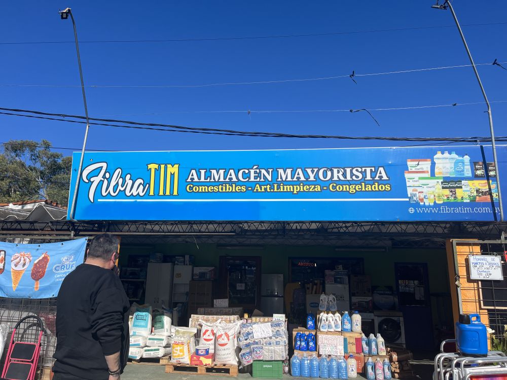 Alejandro Astesiano frente a su almacén de Cuchilla Alta