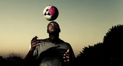 Un jugador con el potrero en la piel