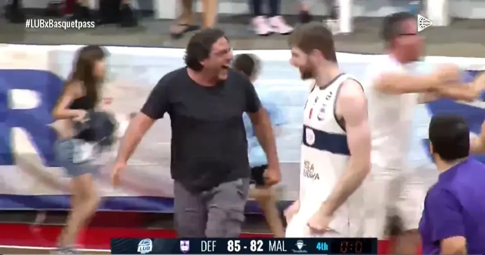 Jorge Piñeyrúa celebrando la victoria de Defensor ante Malvín