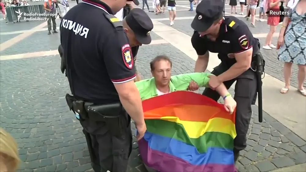 La comunidad LGBT+ en Rusia se encuentra bajo la amenaza permanente de la persecución policial y la agresión callejera.