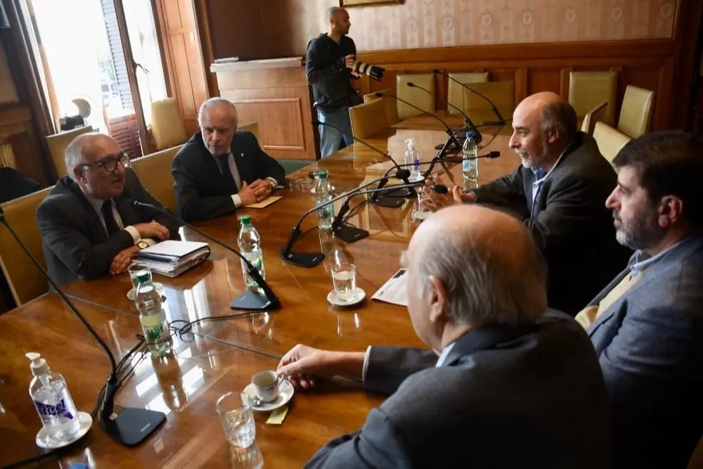 Los líderes de los distintos partidos políticos se reunieron este martes