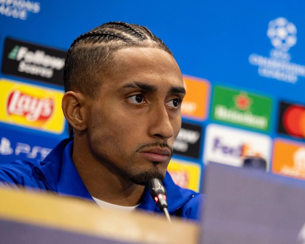 Raphinha en rueda de prensa.