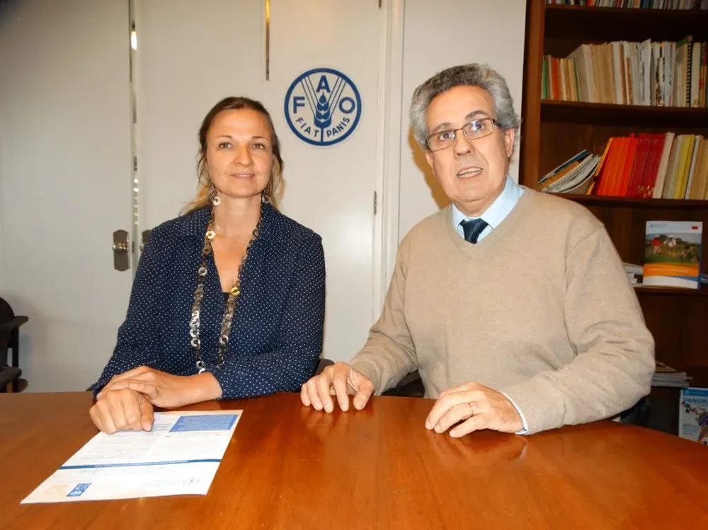Julia Wolf, responsable técnica de la División de Clima y Energía de la FAO, junto a Vicente Plata.