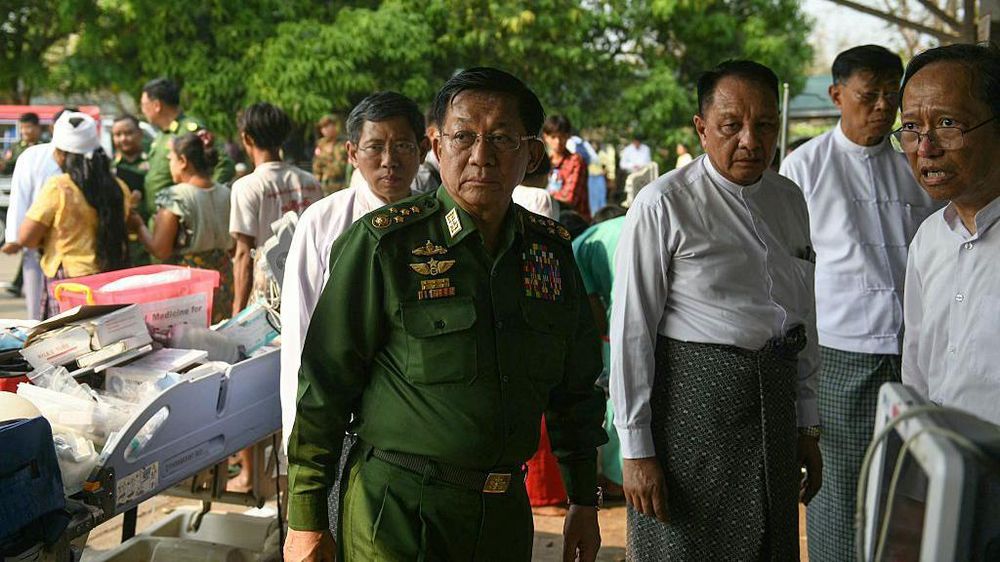 El comandante militar de Myanmar, Min Aung Hlaing, visitó el viernes un hospital donde se están tratando a los sobrevivientes en Nay Pyi Taw.