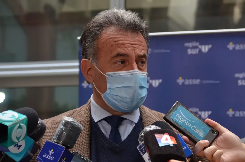 El ministro de Salud Pública, Daniel Salinas, en la inauguración de camas de CTI en el Hospital Pasteur