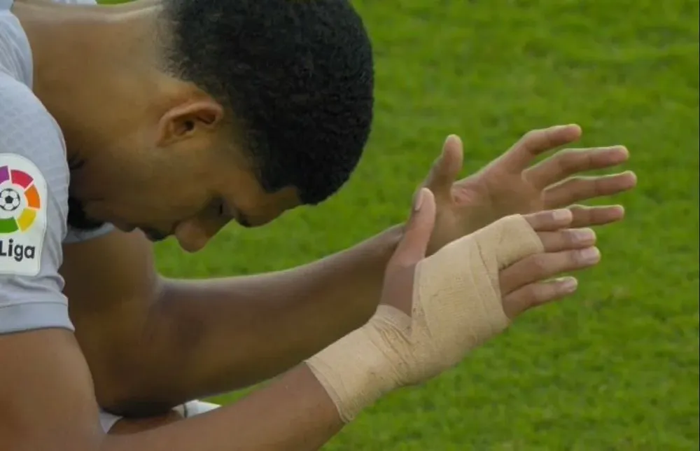 Ronald Araujo reza en pleno partido por el aficionado que sufrió un infarto en Barcelona ante Cádiz