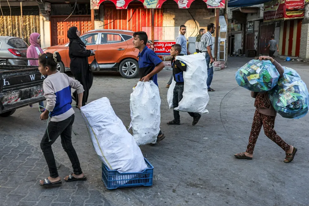 Refugiados palestinos huyen hacia el sur de la Franja de Gaza, lindante con Egipto.
