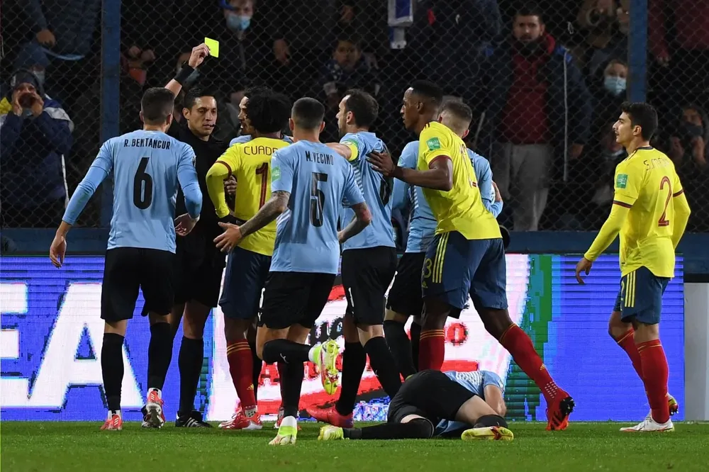 Valenzuela amonesta a Cuadrado por el codazo a Viña