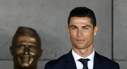 Ronaldo y su busto en el aeropuerto que lleva su nombre