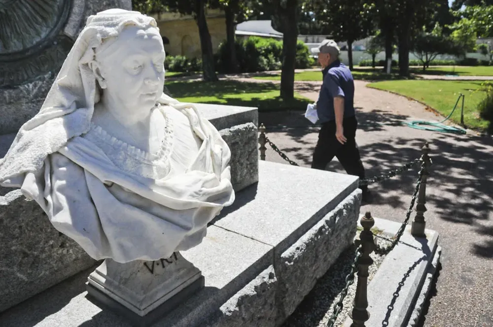 Un busto de la reina Victoria da la bienvenida a los visitantes al cementerio