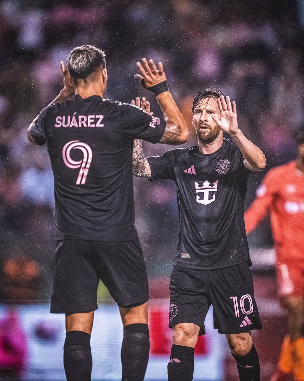 Luis Suárez y Lionel Messi celebran para Inter Miami
