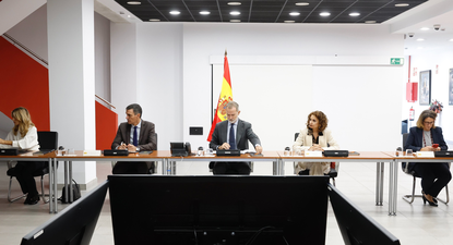 Felipe VI preside la reunión del comité de crisis de seguimiento de los efectos de la DANA en el litoral mediterráneo y Albacete en el Cuartel General de la Unidad Militar de Emergencias de la Base Aérea de Torrejón