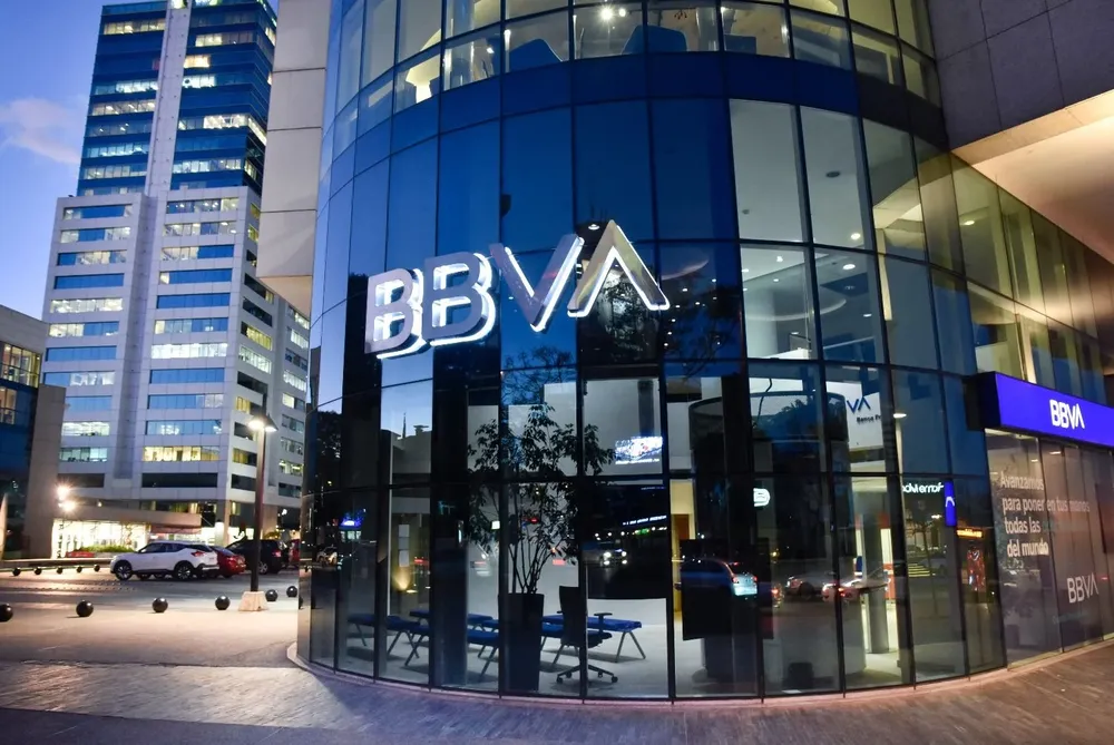 Busca financiar proyectos de eficiencia energética, transporte limpio, agricultura sostenible, construcción sostenible y fomento del segmento de micro, pequeñas y medianas empresas.