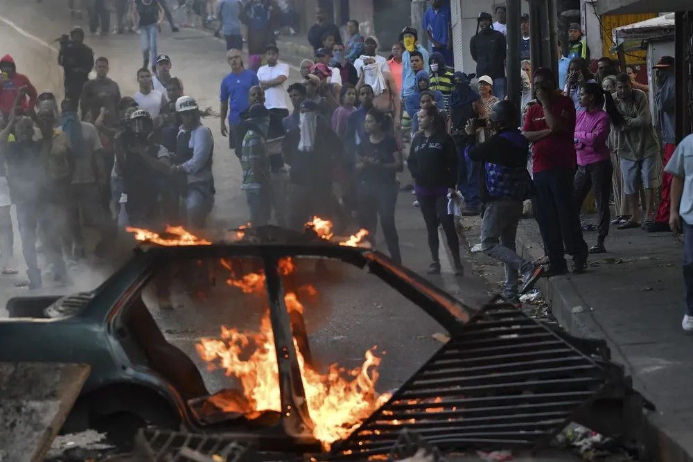 Manifestantes frente al cuartel del Cotiza, en Caracas