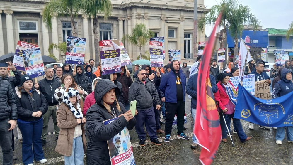 Rivera: este jueves hubo una concentración frente a la planta 14 de Conaprole, con posterior marcha por la ciudad y concentración en la Plaza Artigas.