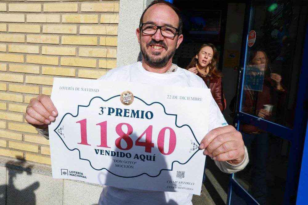 David Torrejón, de la administración de loterías número 2, situada en la plaza Veracruz de Mocejón, tras haber vendido décimos del tercer premio.