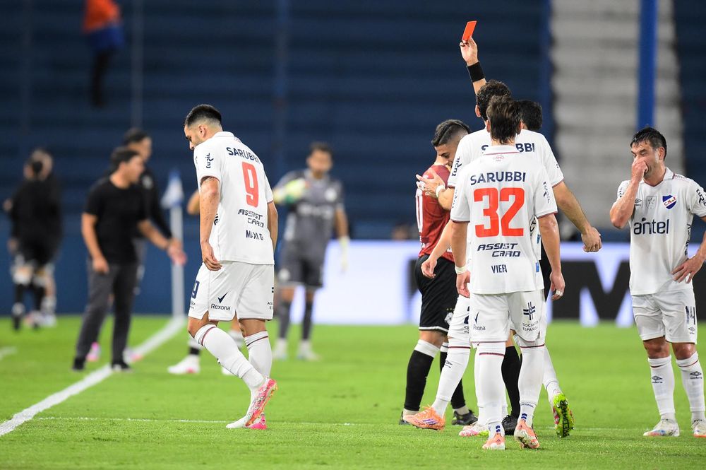 Leandro Lasso expulsa a Maximiliano Gómez