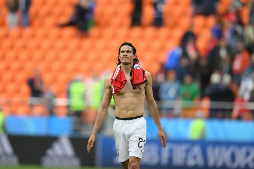 Cavani con la camiseta de Salah y al fondo las tribunas vacías