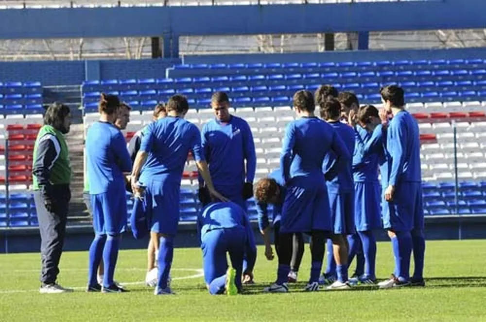 Arruabarrena y su asistente Líber Vespa brindan la charla antes del entrenamietno en el Parque Central