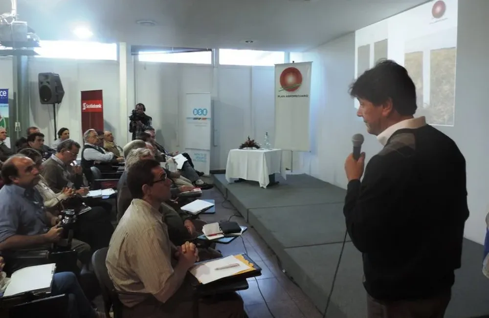 Marcelo Pereira en su conferencia en el Instituto Plan Agropecuario (IPA)