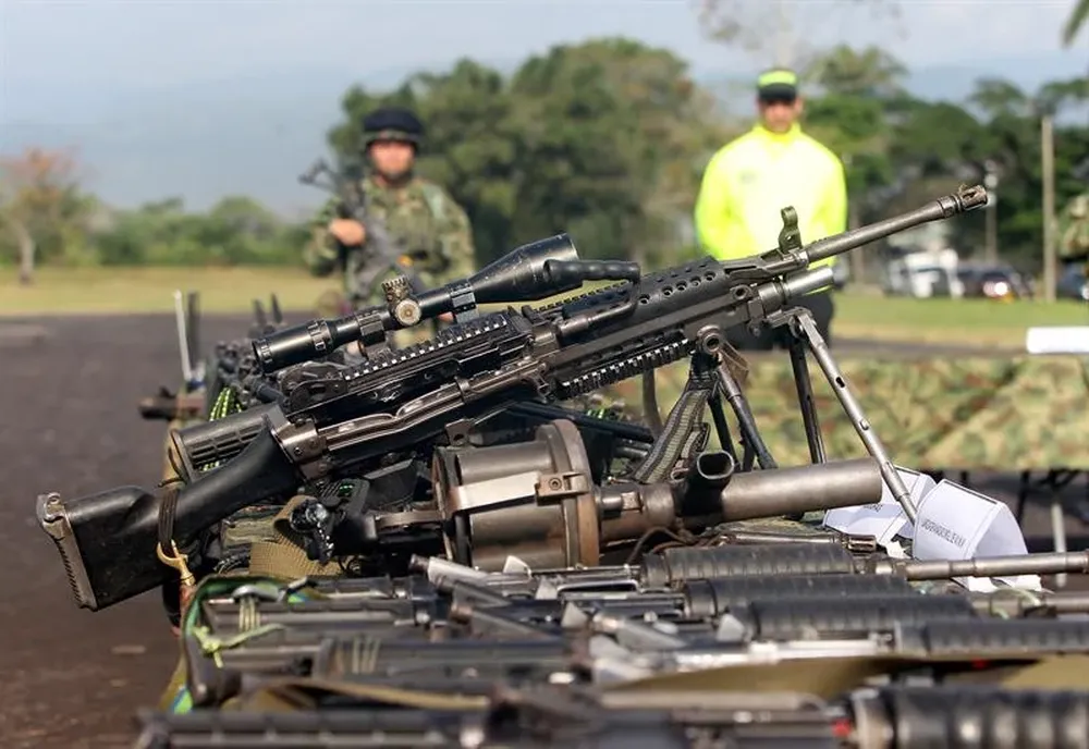 Colombia- Miembros del Ejército y la Policía de Colombia, custodian un armamento incautado a miembros de las FARC