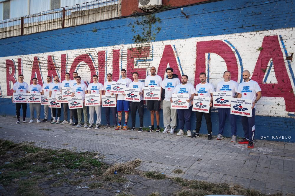 El plantel de básquetbol de Nacional se manifestó por los Desaparecidos luego de la negativa del club a permitirles entrar con una camiseta alusiva El plantel de básquetbol de Nacional se manifestó por los Desaparecidos luego de la negativa del club a permitirles entrar con una camiseta alusiva
