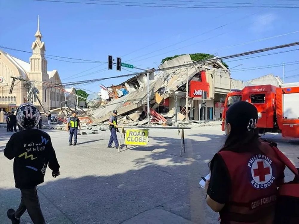 El sismo principal se registró a las 07:37 hora local del lunes (23:37 GMT del domingo).