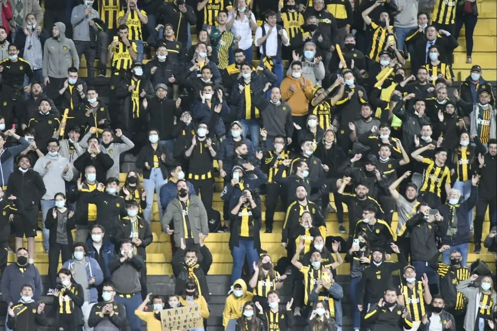 Hinchas de Peñarol el viernes en el Campeón del Siglo