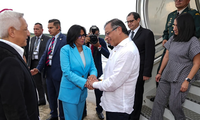 Petro con Delcy Rodríguez durante una visita a Venezuela en 2022