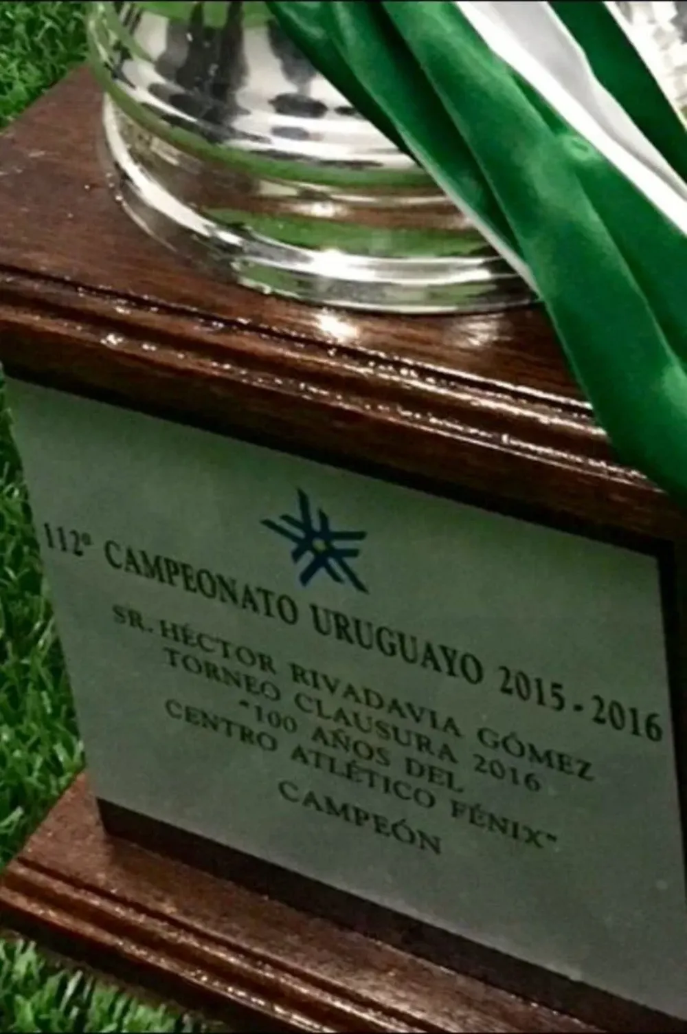 La copa que recibió Plaza dice 112° Campeonato Uruguayo; los números no dan