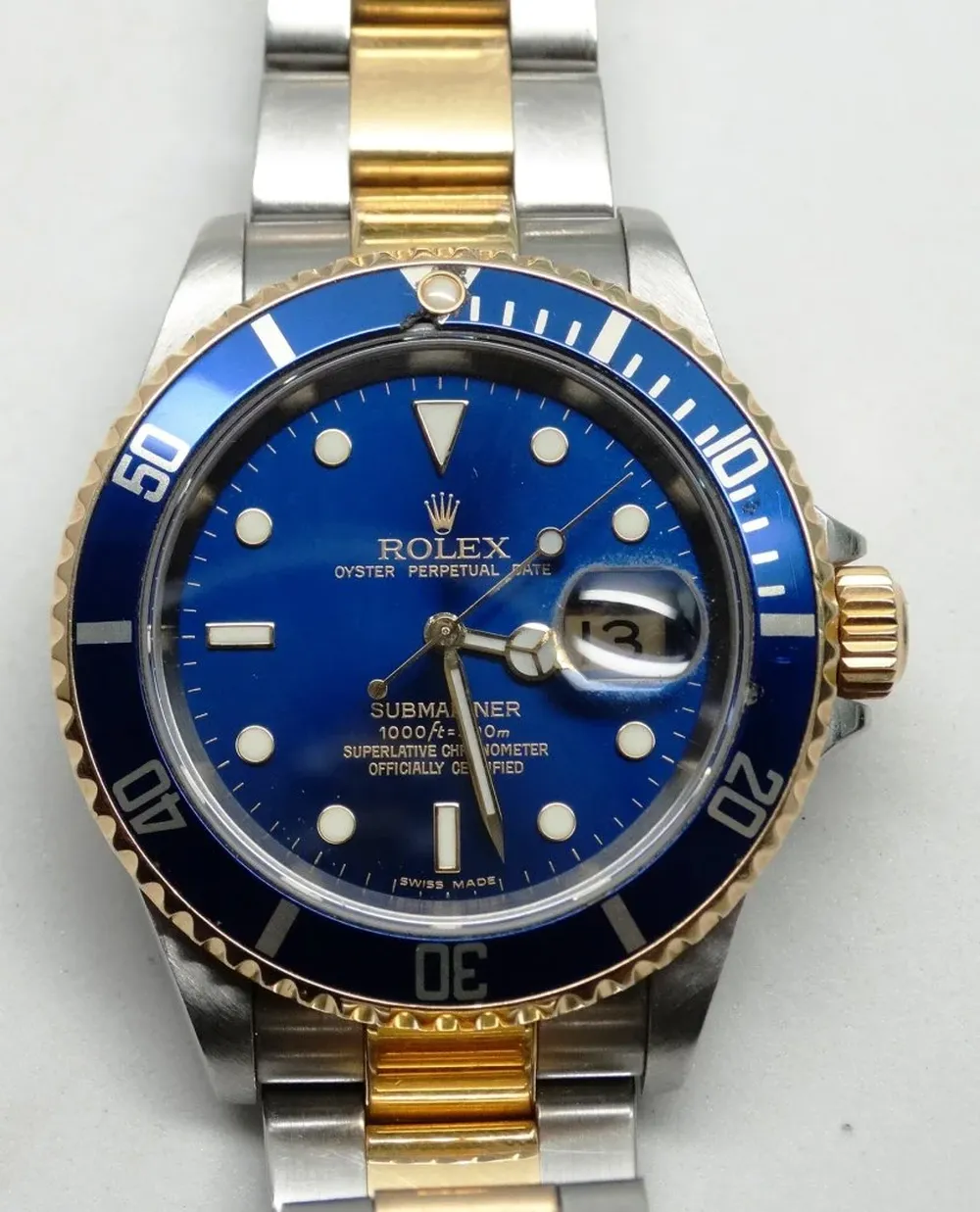 Un reloj Rolex Submarine para caballero con malla de acero y oro