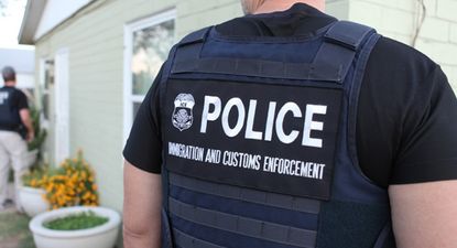alerta por los falsos agentes de ice: se hacen pasar por funcionarios de inmigracion y arrestan latinos