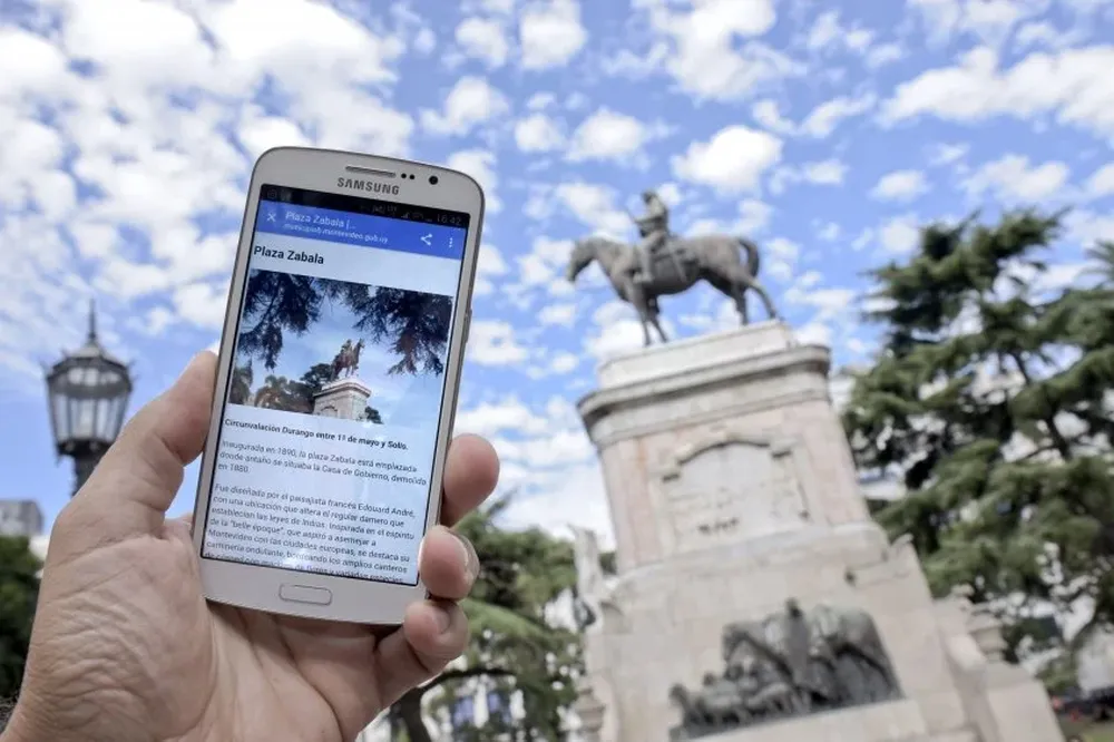 Ésta es la reja que se encuentra en el hotel Hyatt Centric Montevideo, con un poema de Idea Vilariño