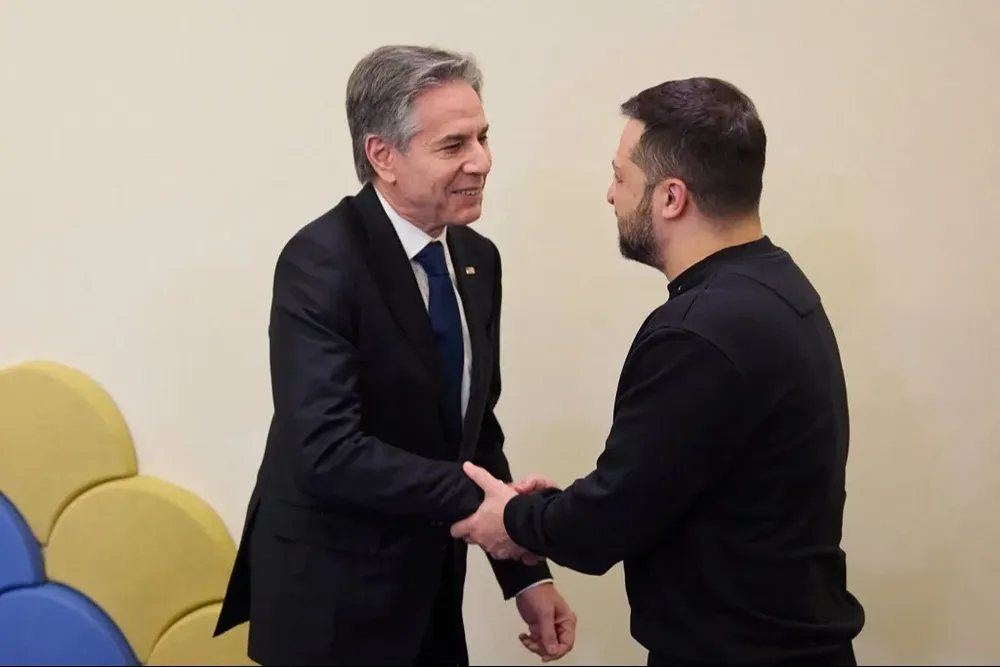 En Davos, Volodomir Zelensky saluda al jefe de la diplomacia estadounidense, Antony Blinken.