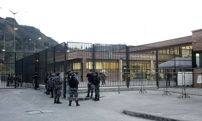 Personal policial monta guardia en las afueras de la cárcel de Turi donde reclusos amenazan con retener guardianes