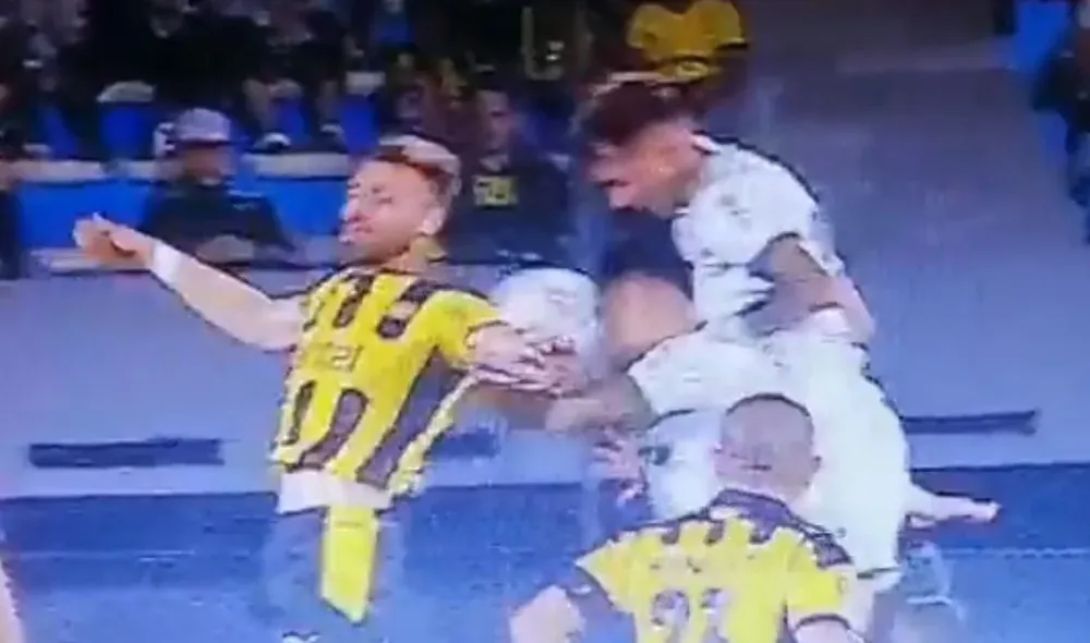 El momento en que la pelota pega en la mano del jugador de Plaza antes de la de Kagelmacher