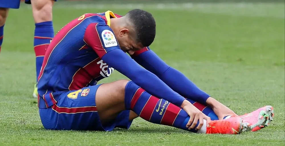 Ronald Araújo se tiró en el césped del Sánchez Pizjuán cuando volvió a lesionarse