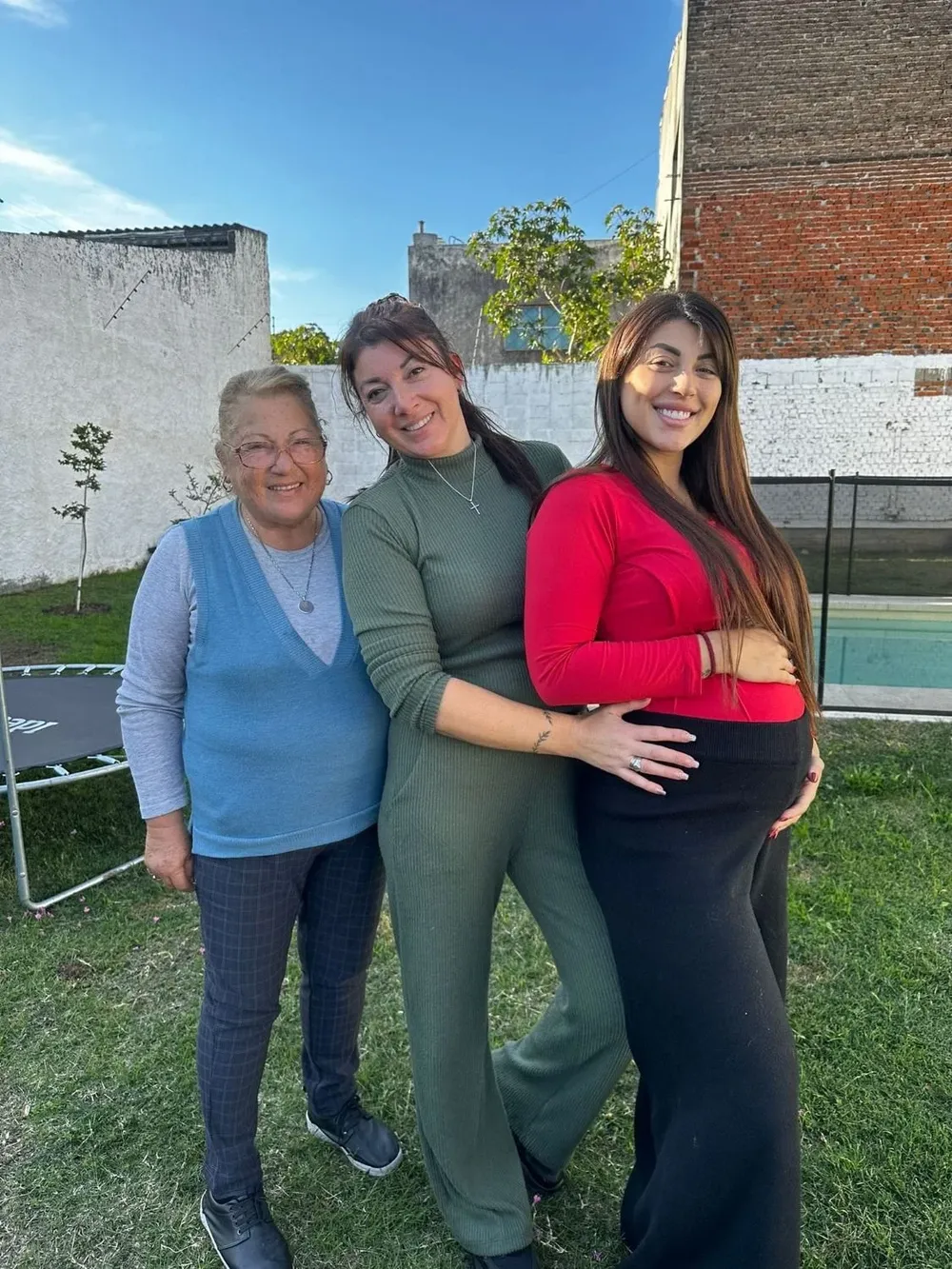 Bettina Díaz (la del medio) y su hija Romina Camejo